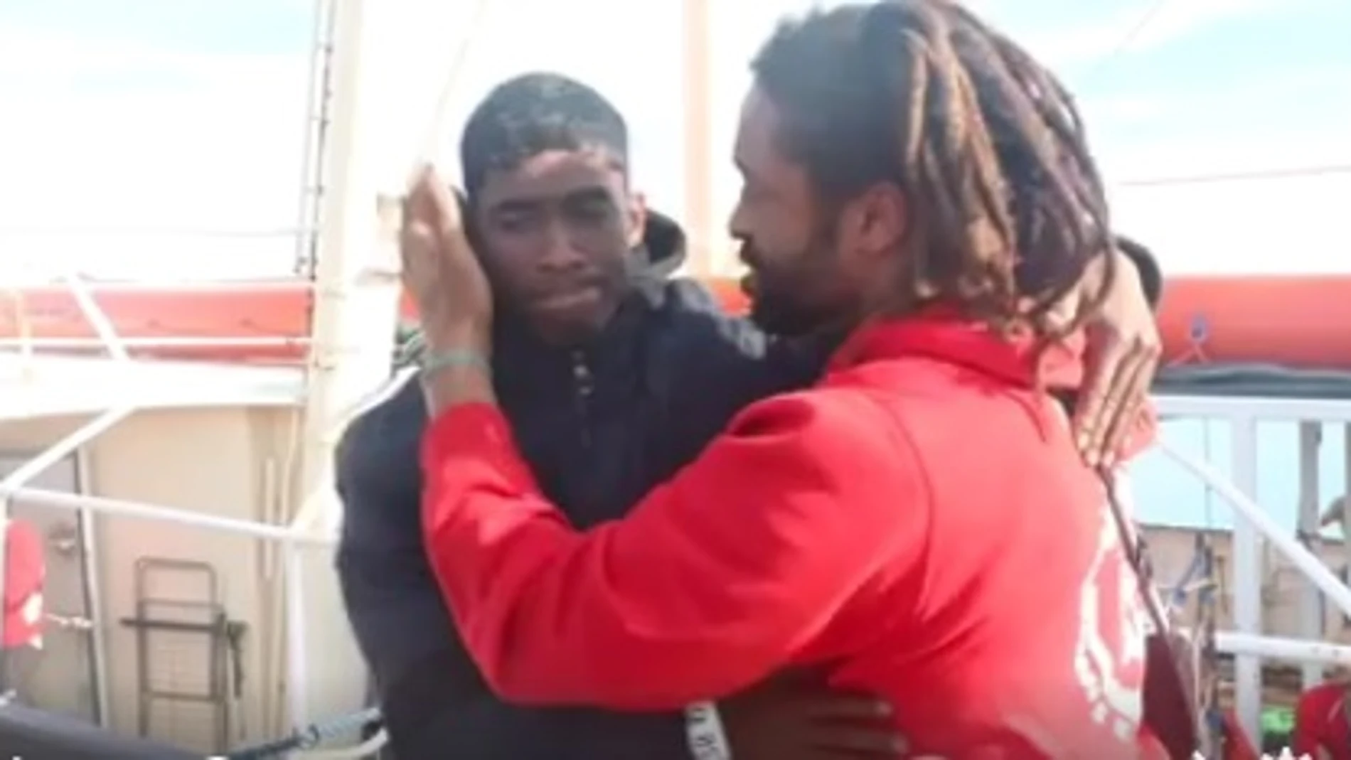 La despedida entre un inmigrante y un miembro de una ONG La despedida entre un inmigrante y un miembro de una ONG