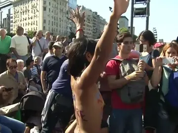 Frame 52.925963 de: Cientos de mujeres se manifiestan en protesta por la prohibición del topless en las playas Frame 52.925963 de: Cientos de mujeres se manifiestan en protesta por la prohibición del topless en las playas