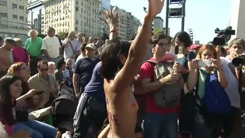 Frame 52.925963 de: Cientos de mujeres se manifiestan en protesta por la prohibición del topless en las playas Frame 52.925963 de: Cientos de mujeres se manifiestan en protesta por la prohibición del topless en las playas
