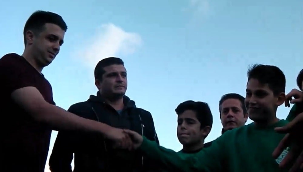 Jugadores disculpándose con el árbitro