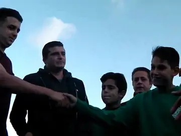 Jugadores disculpándose con el árbitro Jugadores disculpándose con el árbitro