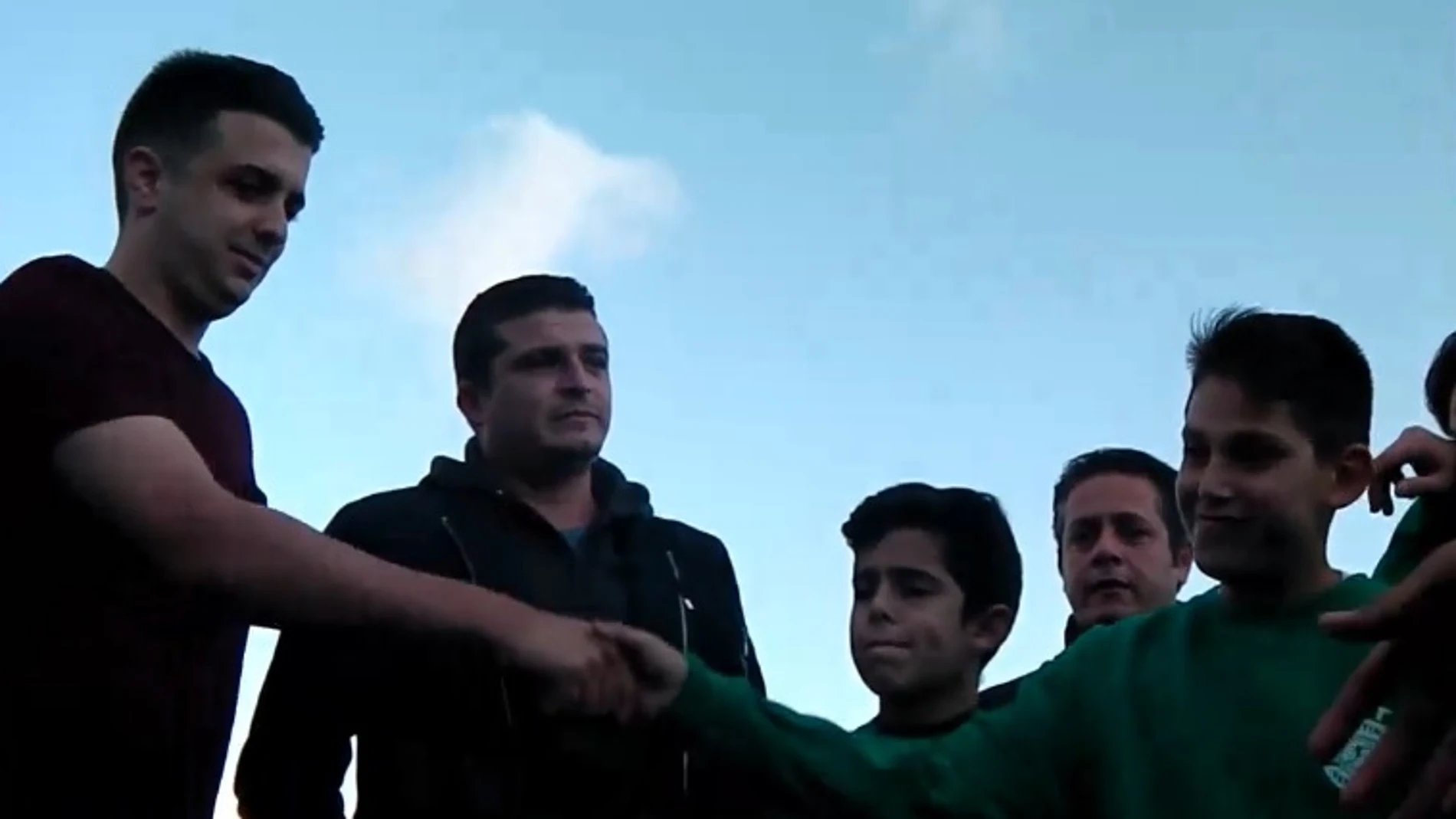 Jugadores disculpándose con el árbitro Jugadores disculpándose con el árbitro