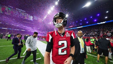 Una niña apunta en su cuaderno lo que hizo su padre durante la Super Bowl con un triste final