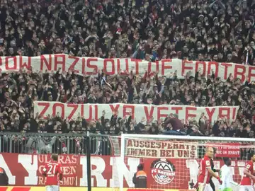 Pancarta desplegada en el Allianz Arena en contra de Zozulya Pancarta desplegada en el Allianz Arena en contra de Zozulya