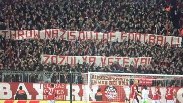 Pancarta desplegada en el Allianz Arena en contra de Zozulya