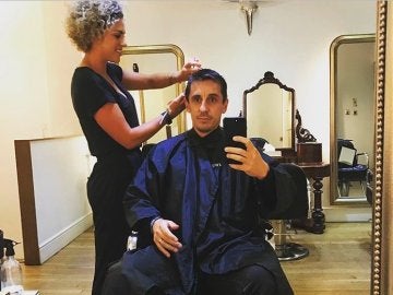 Gary Neville, cortándose el pelo