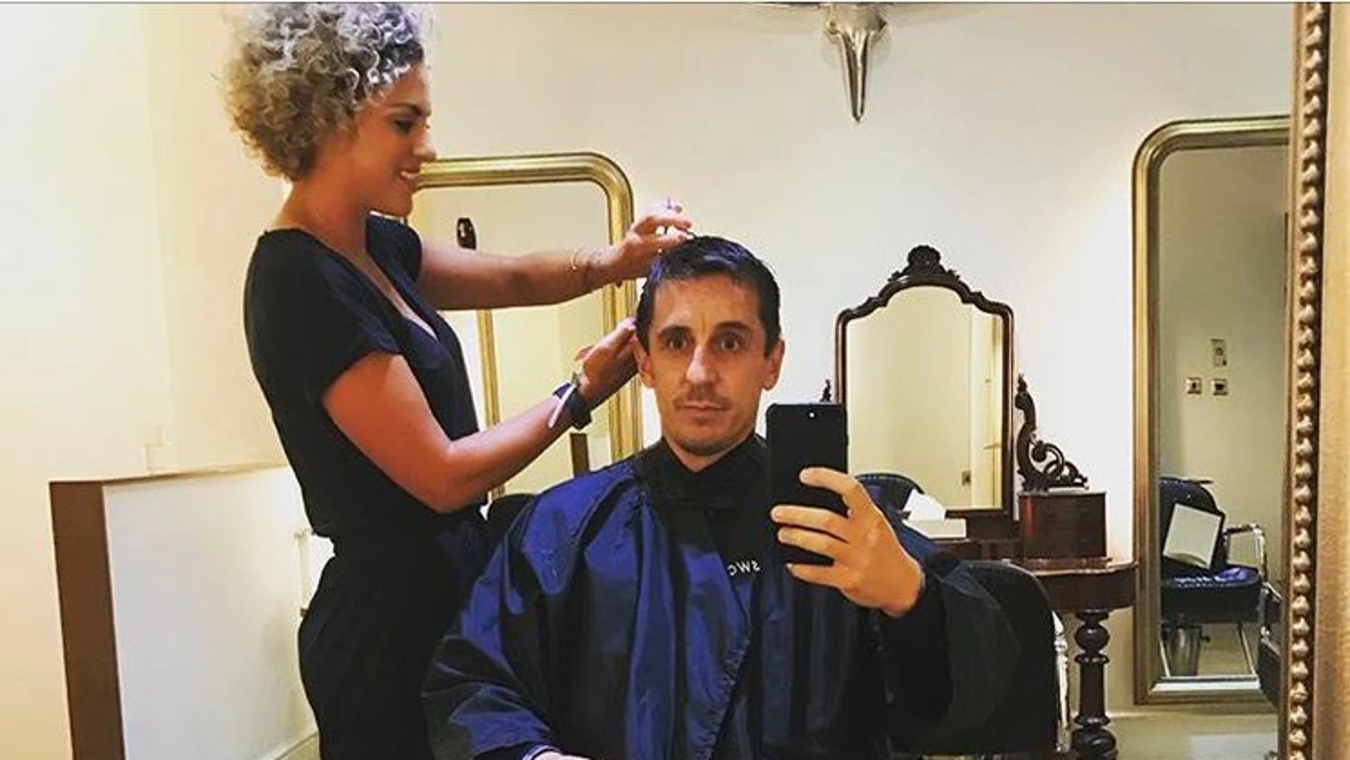 Gary Neville, cortándose el pelo Gary Neville, cortándose el pelo