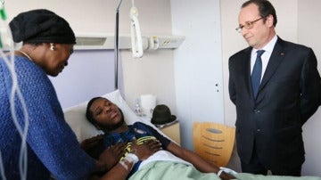 Hollande visita en el hospital al joven que fue violado por un agente