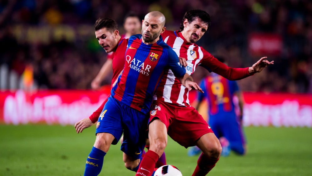 Javier Mascherano intenta llevarse el balón ante Savic y Lucas Hernández