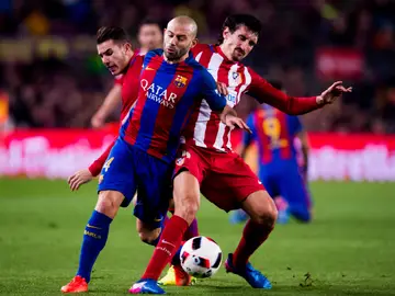 Javier Mascherano intenta llevarse el balón ante Savic y Lucas Hernández Javier Mascherano intenta llevarse el balón ante Savic y Lucas Hernández