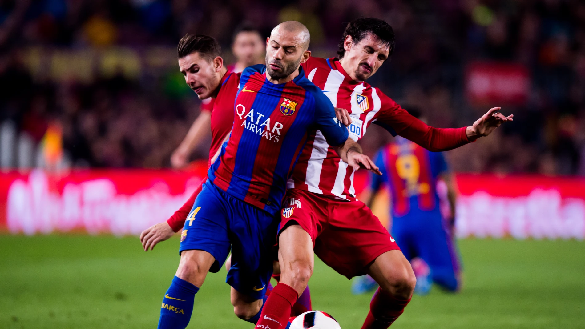 Javier Mascherano intenta llevarse el balón ante Savic y Lucas Hernández Javier Mascherano intenta llevarse el balón ante Savic y Lucas Hernández