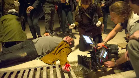 Últimos retoques de maquillaje para el actor Últimos retoques de maquillaje para el actor