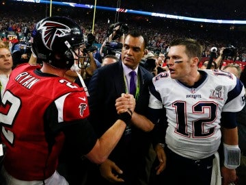 Tom Brady y Matt Ryan al final de la Super Bowl