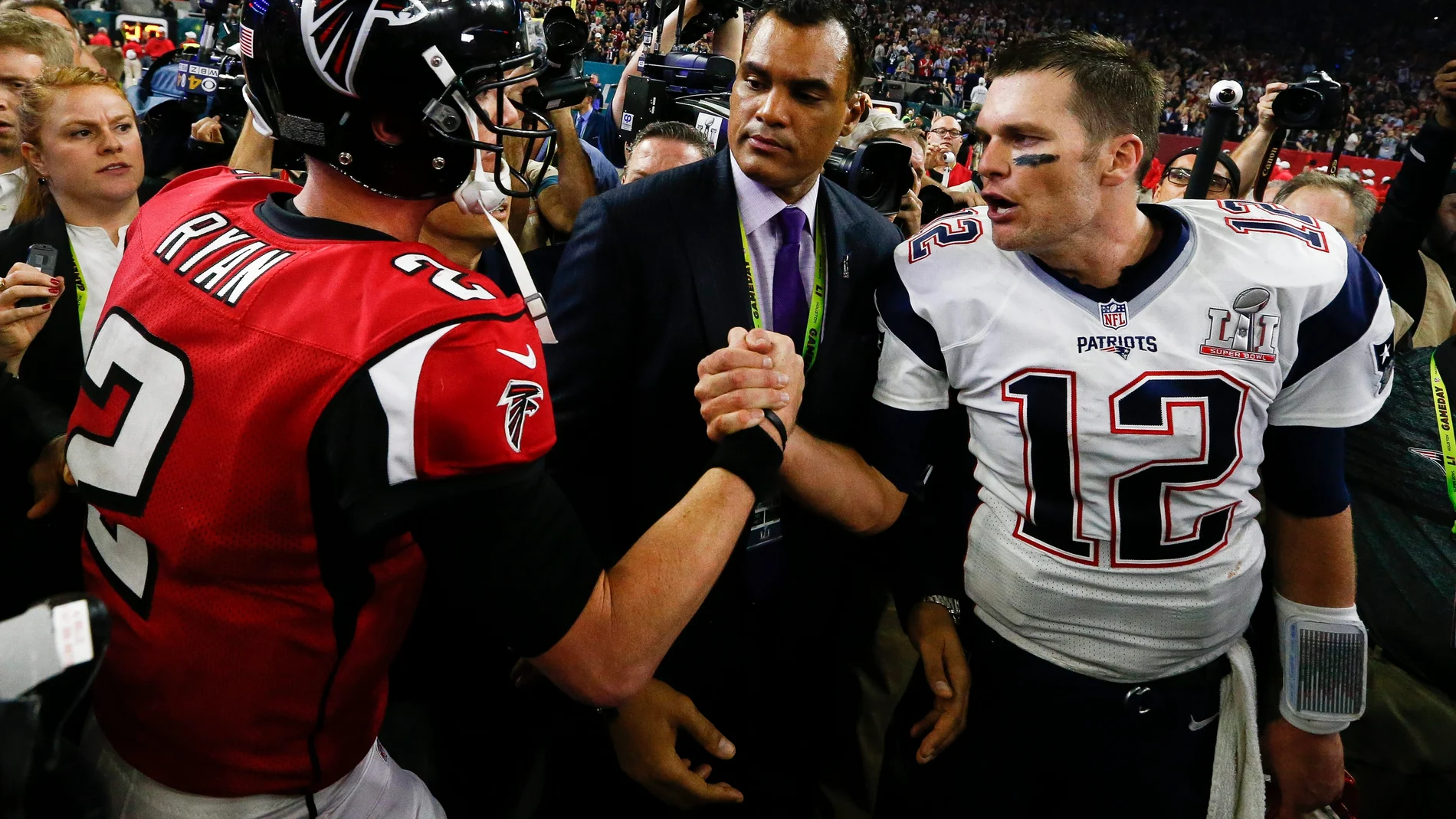Tom Brady y Matt Ryan al final de la Super Bowl Tom Brady y Matt Ryan al final de la Super Bowl