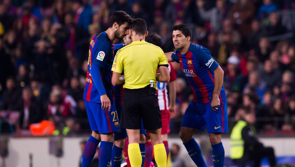 Luis Suárez protesta al colegiado