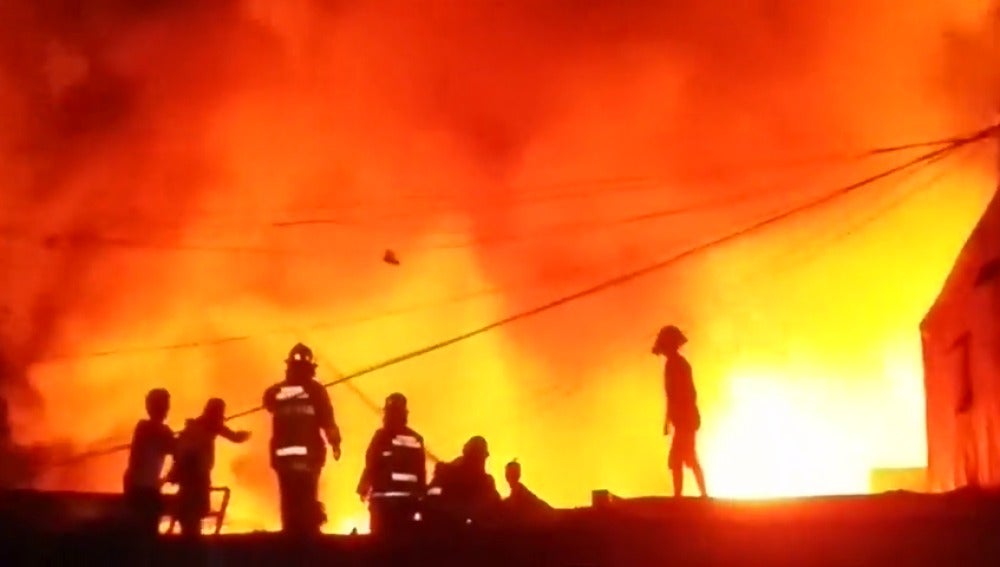 Frame 3.164444 de: Un devorador incendio se propaga rápidamente y deja sin casa a 15.000 personas en Manila