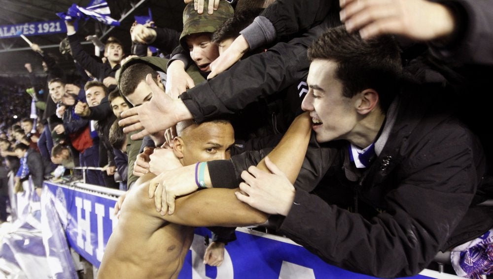 Deyverson celebra el pase a la final de la Copa del Rey junto a la afición del Alavés
