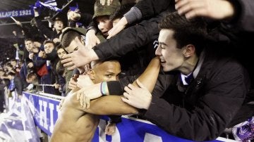 Deyverson celebra el pase a la final de la Copa del Rey junto a la afición del Alavés