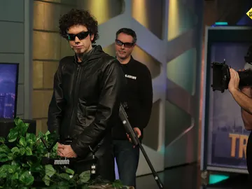 El Hombre de Negro pone a prueba su implacable puntería abriendo un botellín con una escopeta El Hombre de Negro pone a prueba su implacable puntería abriendo un botellín con una escopeta