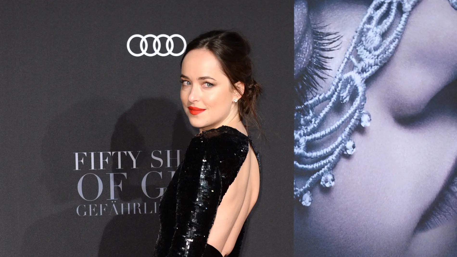 Dakota Johnson se marca un 'Pataky' sobre la alfombra roja