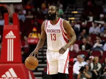 James Harden dirige el ataque de los Rockets James Harden dirige el ataque de los Rockets