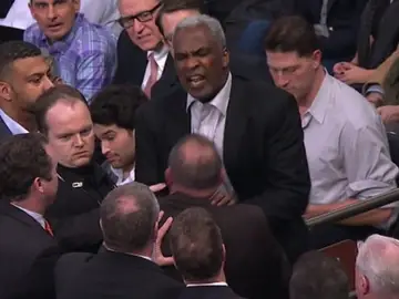 Charles Oakley agarra a un miembro de seguridad en el altercado en el Madison Charles Oakley agarra a un miembro de seguridad en el altercado en el Madison