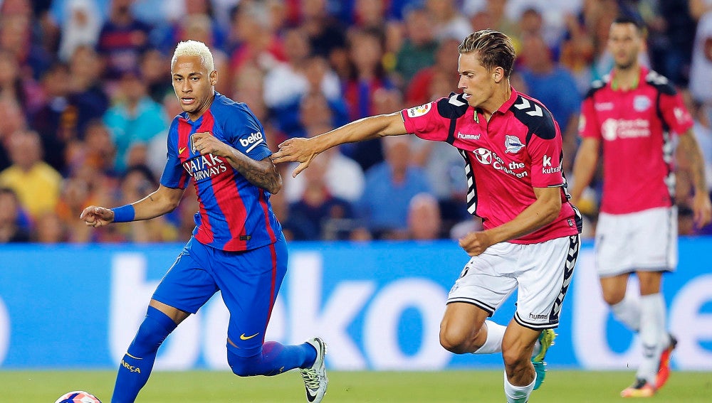 Neymar conduce el balón ante la defensa de Marcos Llorente