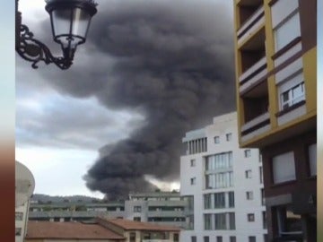 Frame 11.522557 de: Controlado el fuego que ha obligado al desalojo de varios edificios en Oviedo