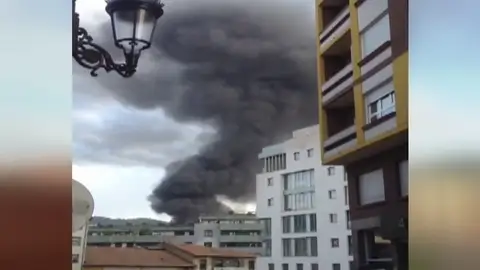 Frame 11.522557 de: Controlado el fuego que ha obligado al desalojo de varios edificios en Oviedo Frame 11.522557 de: Controlado el fuego que ha obligado al desalojo de varios edificios en Oviedo