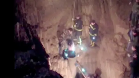 Rescate de una niña en China Rescate de una niña en China tras ocho horas atrapada en un pozo