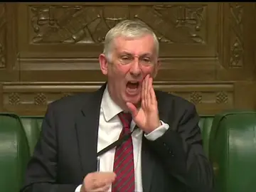 Frame 9.423127 de: Tremendo enfado del vicepresidente de la Cámara de los Comunes al escuchar entonar el himno de Europa Frame 9.423127 de: Tremendo enfado del vicepresidente de la Cámara de los Comunes al escuchar entonar el himno de Europa