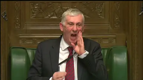 Frame 9.423127 de: Tremendo enfado del vicepresidente de la Cámara de los Comunes al escuchar entonar el himno de Europa Frame 9.423127 de: Tremendo enfado del vicepresidente de la Cámara de los Comunes al escuchar entonar el himno de Europa