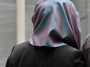 Imagen de archivo de una mujer con hiyab Imagen de archivo de una mujer con hiyab