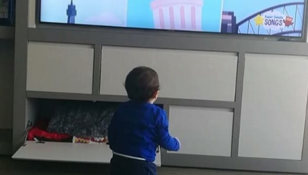 Mateo bailando mientras aprende inglés