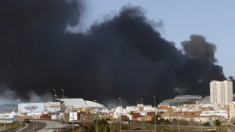 Humo generado por el incendio en Paterna Vista del humo generado por el incendio en un polígono industrial en Paterna