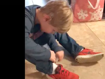 Colton muestra su truco para atarse los cordones Colton muestra su truco para atarse los cordones