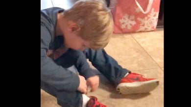 El truco de un niño de 5 años para atarse los cordones da la vuelta al mundo y revoluciona las redes