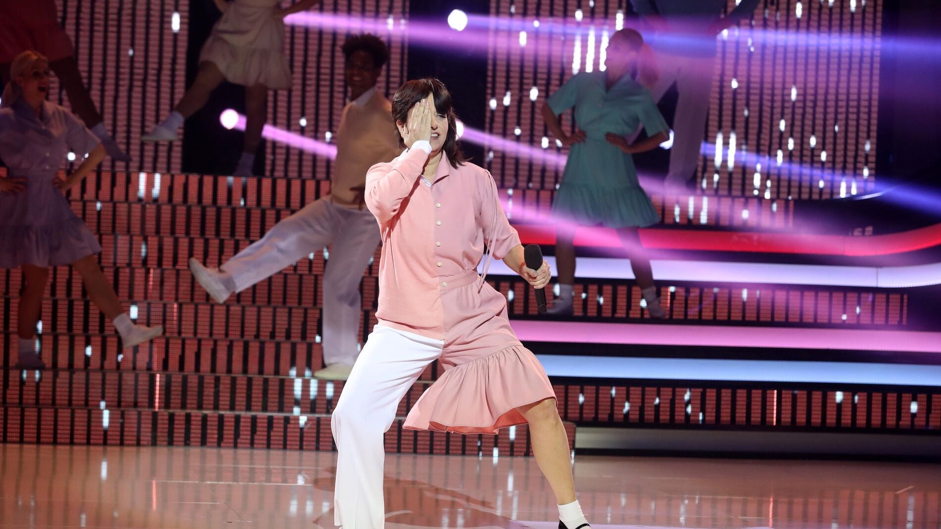 Yolanda Ramos, doble alucinaci&oacute;n como Enrique y Ana interpretando &lsquo;La Yenka&rsquo;