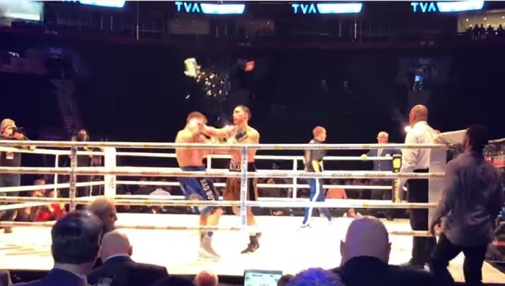 Lanzan una cubitera a un luchador