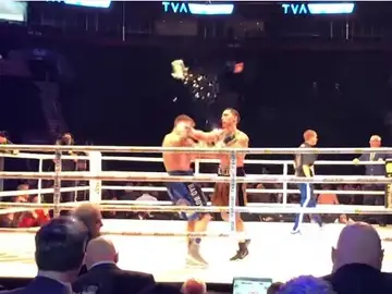 Lanzan una cubitera a un luchador Lanzan una cubitera a un luchador