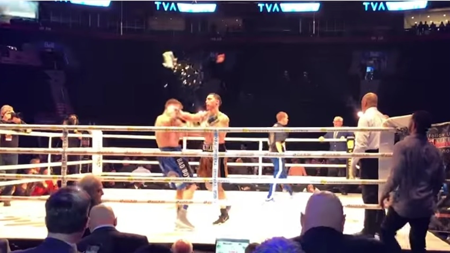 Lanzan una cubitera a un luchador Lanzan una cubitera a un luchador