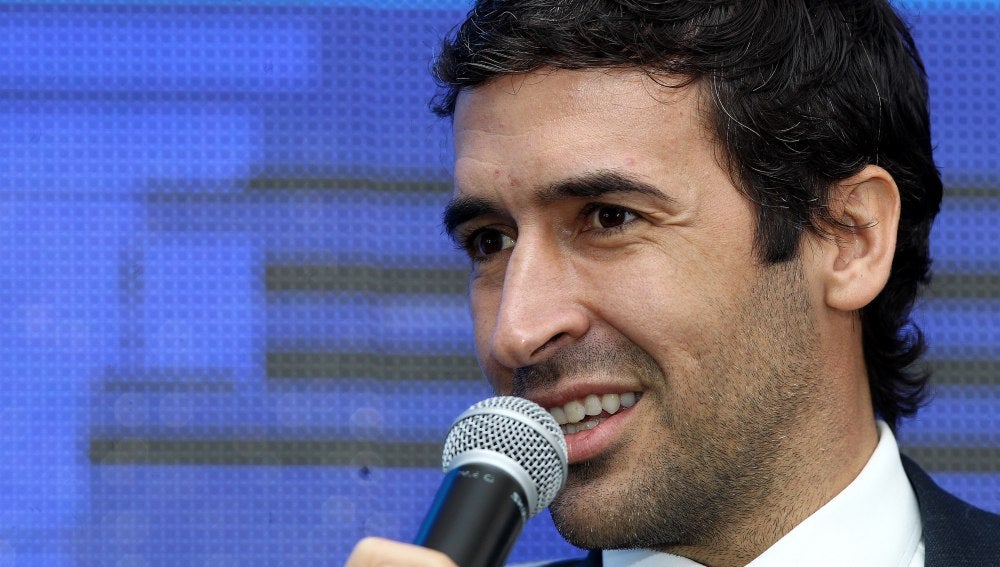 Raúl habla con los medios durante un acto de la Liga
