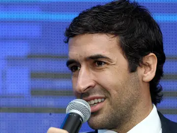 Raúl habla con los medios durante un acto de la Liga Raúl habla con los medios durante un acto de la Liga