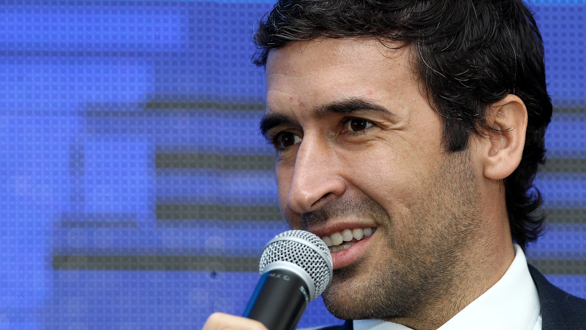 Raúl habla con los medios durante un acto de la Liga Raúl habla con los medios durante un acto de la Liga