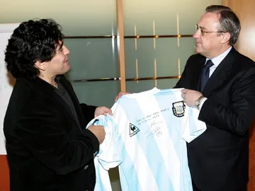 Maradona regala una camiseta a Florentino Pérez Maradona regala una camiseta a Florentino Pérez