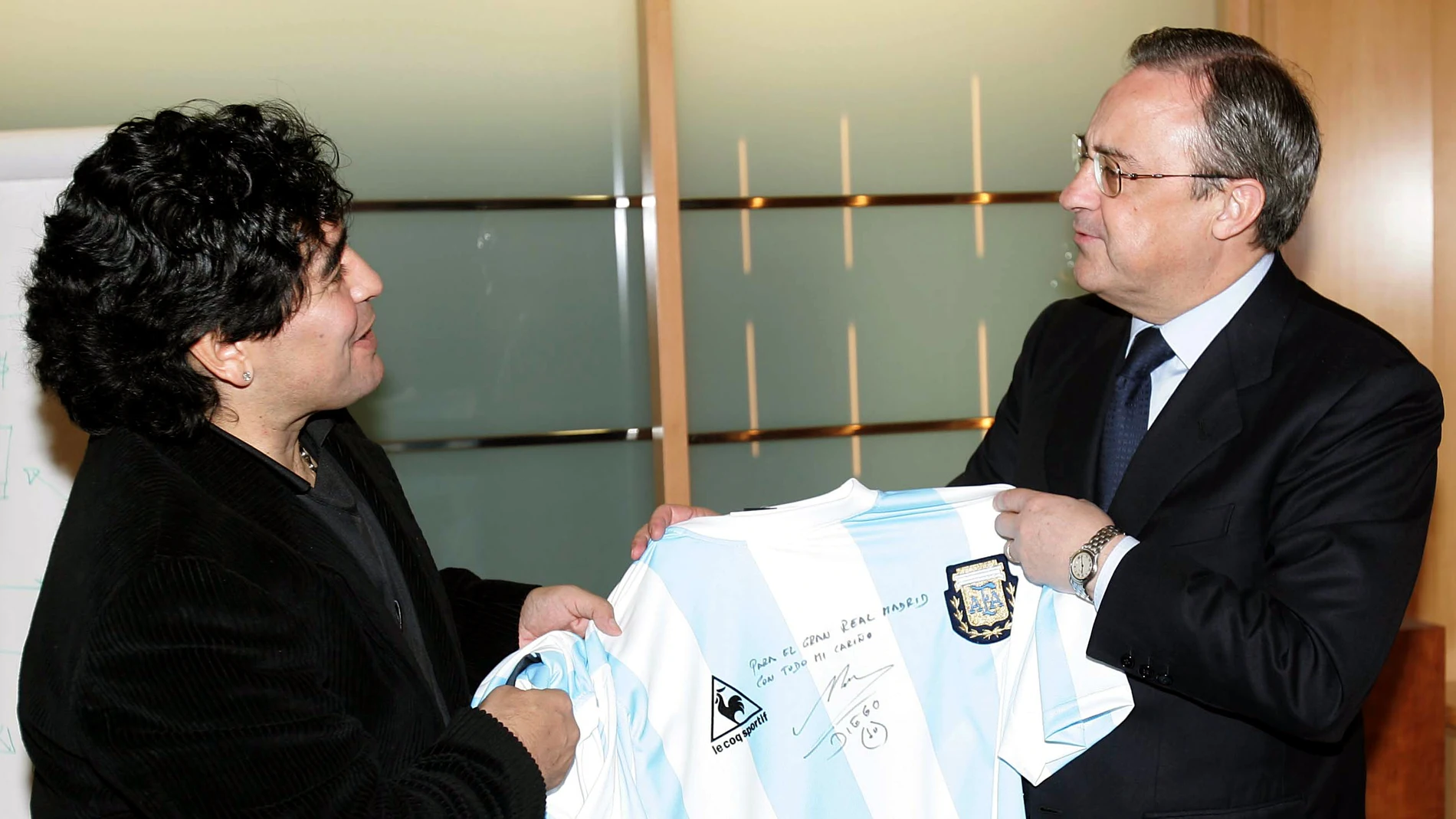 Maradona regala una camiseta a Florentino Pérez