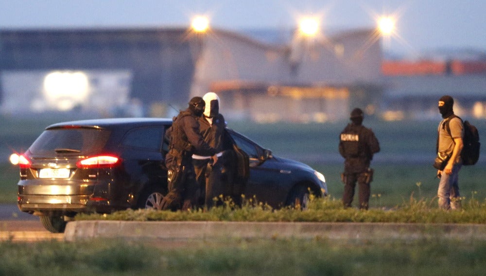 Un supuesto yihadista escoltado por agentes de la policía francesa en Montpellier