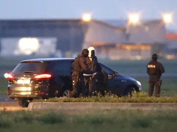 Un supuesto yihadista escoltado por agentes de la policía francesa en Montpellier Un supuesto yihadista escoltado por agentes de la policía francesa en Montpellier