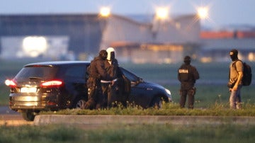 Un supuesto yihadista escoltado por agentes de la policía francesa en Montpellier