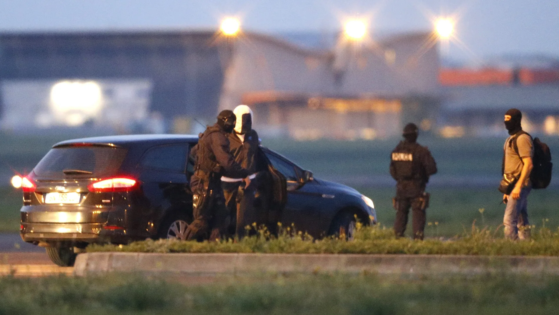 Un supuesto yihadista escoltado por agentes de la policía francesa en Montpellier Un supuesto yihadista escoltado por agentes de la policía francesa en Montpellier